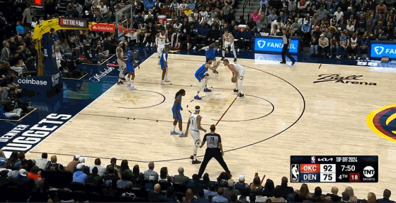 🔥约老师奋力拿下第10个篮板 成功达成本赛季NBA首个三双