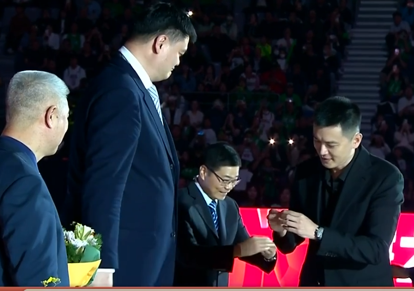 🏆辽宁男篮赛前领取总冠军戒指！