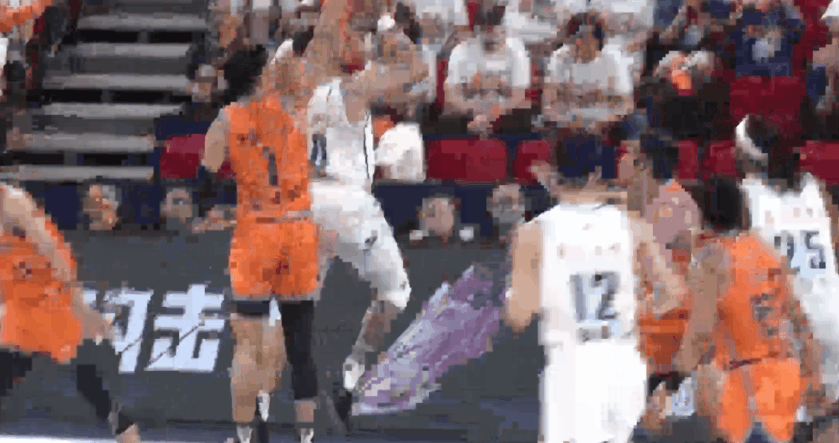 😑追了个寂寞！上海男篮第三节追到3分后被打一波9-0 三节落后13分
